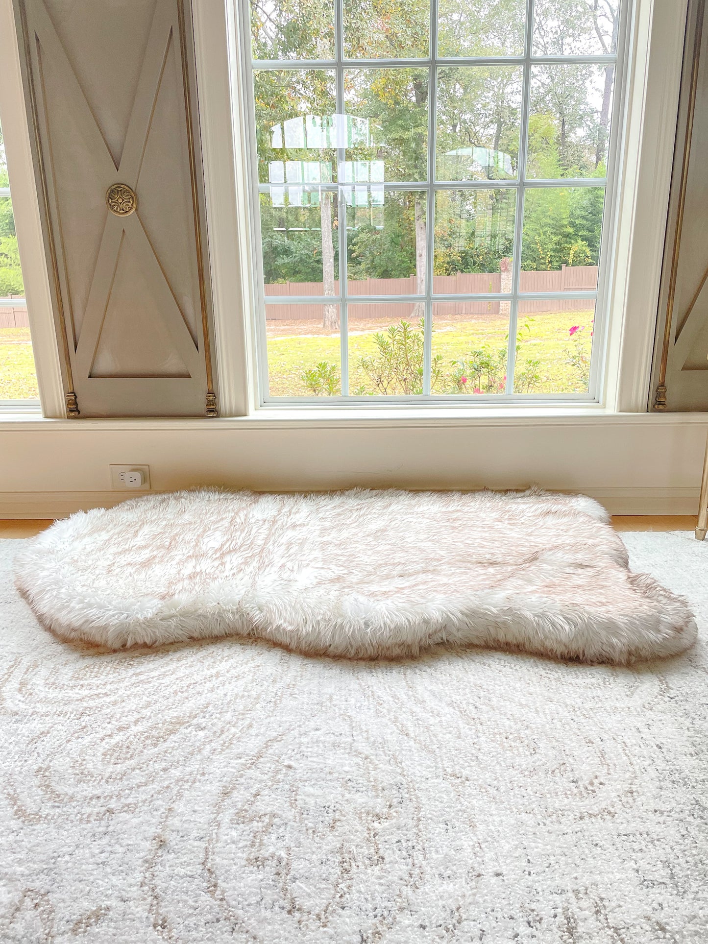 The Lux Rug - Faux Fur Orthopedic Dog Bed - White